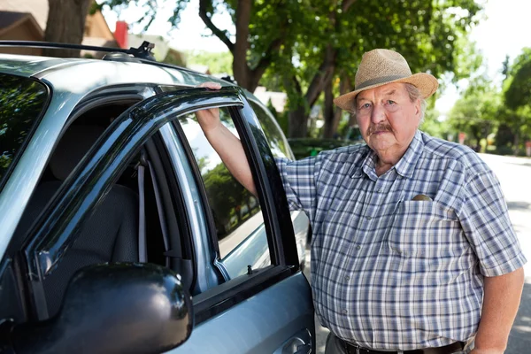 Portret van senior man met auto — Stockfoto