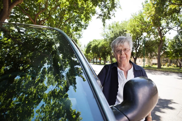 Vezető nő állandó autóval — Stock Fotó