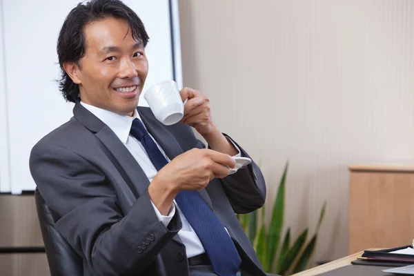 Podnikatel pije kávu — Stock fotografie