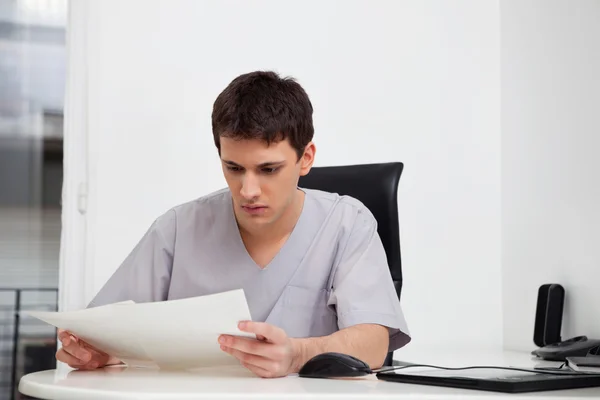 Doctor reading reports — Stock Photo, Image