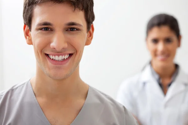 Glücklicher männlicher Arzt — Stockfoto