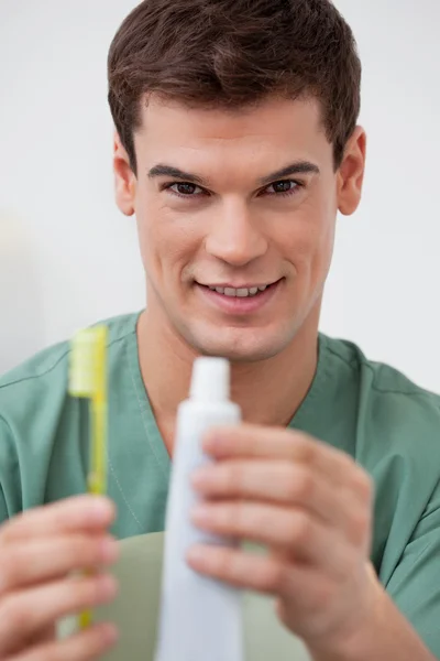 Tandläkare anläggning tandkräm och tandborste — Stockfoto