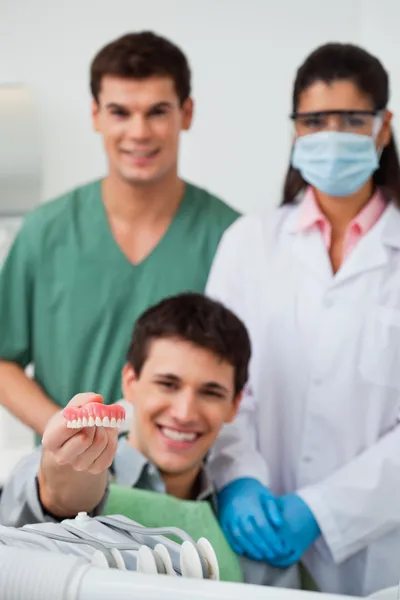Paciente mostrando moldes dentales — Foto de Stock