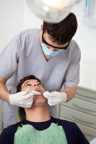 Zahnarzt gießt Schimmel vom Patienten — Stockfoto
