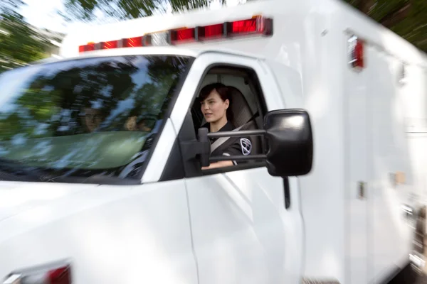 Sfocatura movimento emergenza ambulanza — Foto Stock