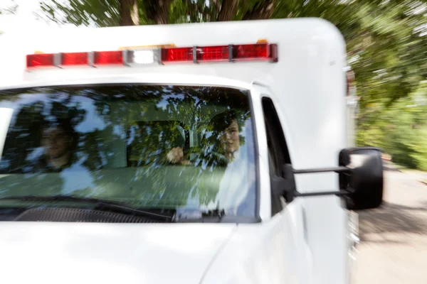 Ambulanspersonalen i fortkörning ambulans — Stockfoto