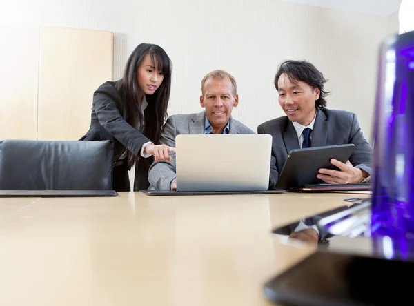 Team aziendale che lavora su laptop — Foto Stock