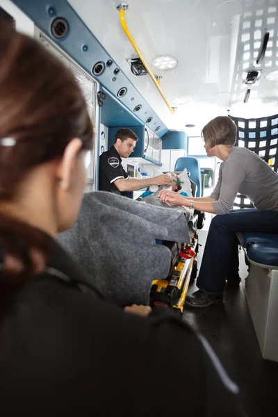 Ambulans omsorg äldre kvinna — Stockfoto