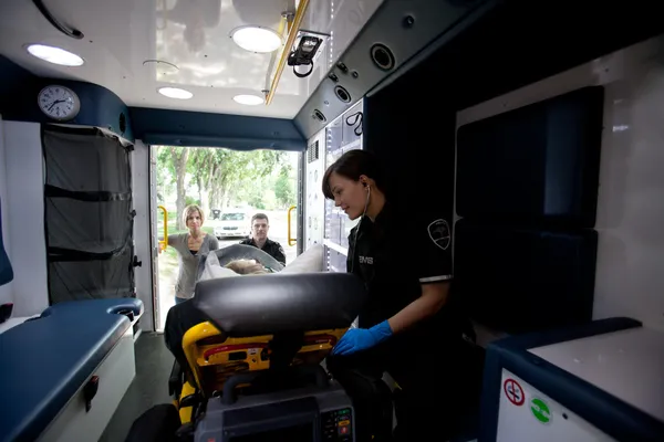 Hasta ve sağlık görevlisi ile ambulans iç — Stok fotoğraf