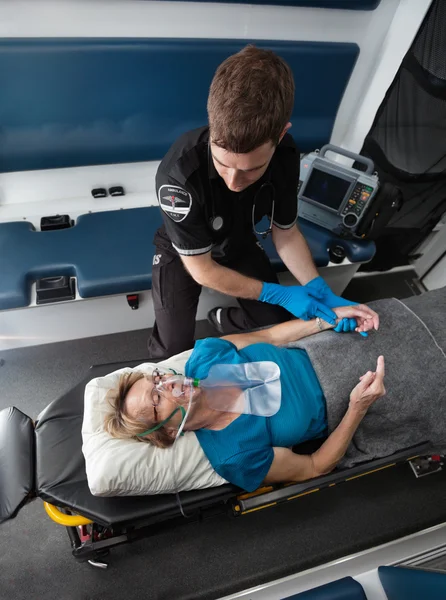 Ambulans iç üst düzey hasta ile — Stok fotoğraf