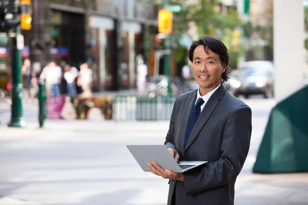 Business man portret buiten met laptop — Stockfoto