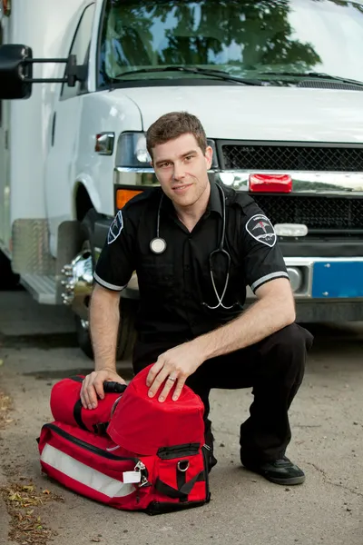 Paramedico con unità di ossigeno portatile — Foto Stock