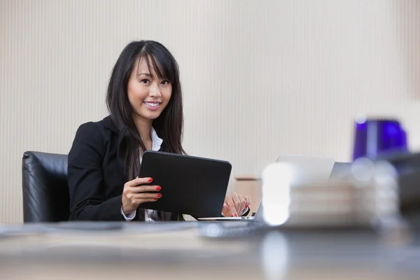 Affärskvinna som arbetar med digital tablet — Stockfoto