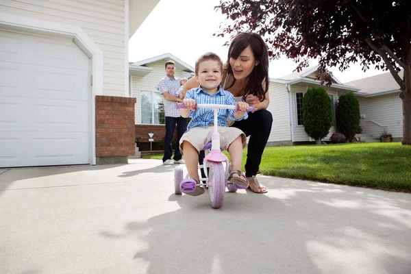 Mãe ensinando filho a andar de bicicleta — Fotografia de Stock