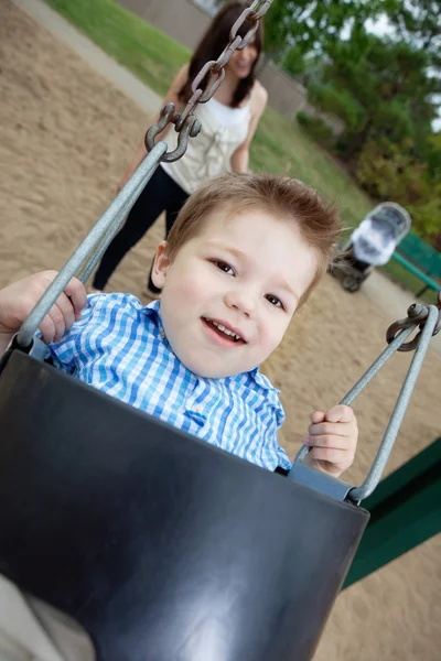 Retrato de menino pequeno balançando — Fotografia de Stock