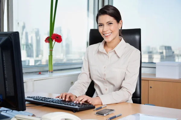 Empreendedora do sexo feminino trabalhando no computador — Fotografia de Stock