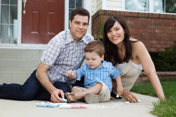 家族が屋外で遊ぶ ロイヤリティフリーのストック写真