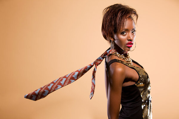 Модель с галстуком
