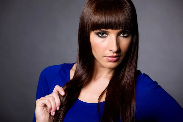Atrakcyjny brunetka dama w kolorze niebieskim — Zdjęcie stockowe