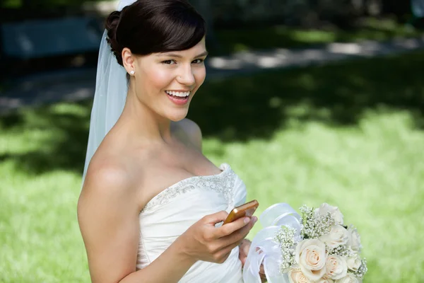 Noiva usando telefone celular — Fotografia de Stock