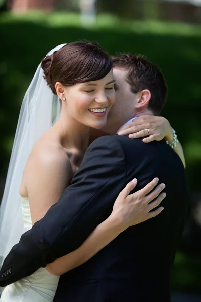 Жених целует свою невесту — стоковое фото