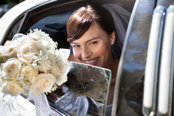 Gelukkige bruid met bloemboeket — Stockfoto