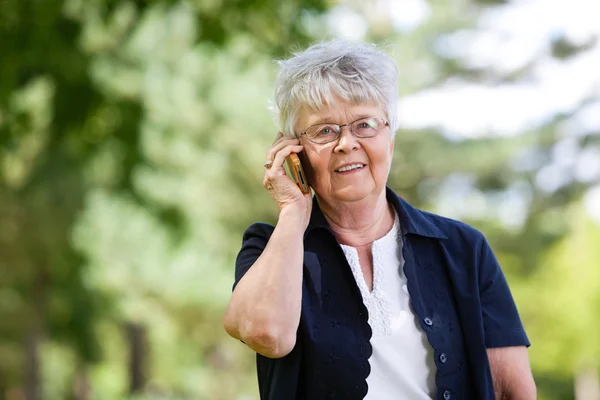 Mujer mayor teniendo conversación en el teléfono móvil —  Fotos de Stock