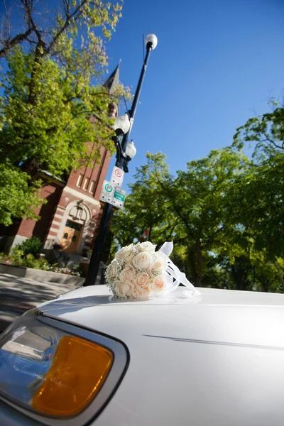 Wedding Limo by Church — Stock Photo, Image
