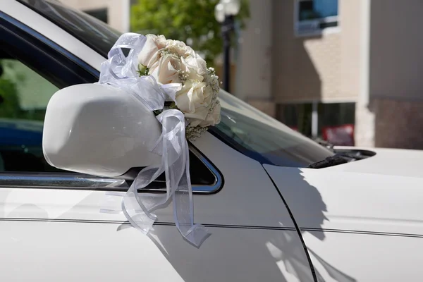 Buquê de casamento no carro — Fotografia de Stock