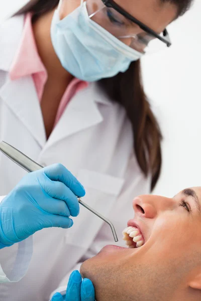Männliche Patientin in Zahnarztpraxis — Stockfoto