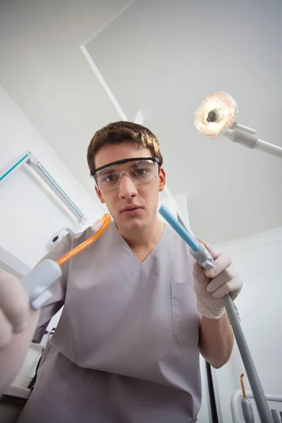 Dentiste utilisant des outils dentaires — Photo