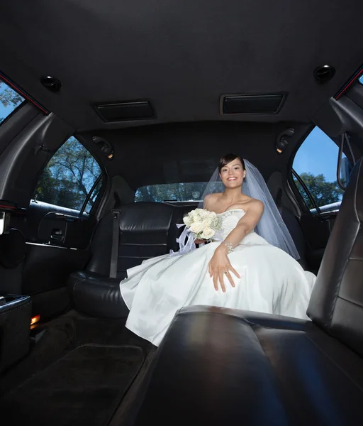 Невеста сидит в лимузине — стоковое фото