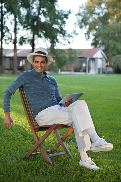 Homem sorridente segurando Tablet PC — Fotografia de Stock