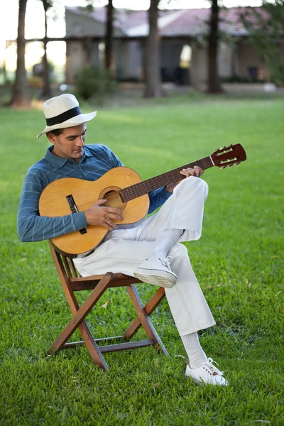 Yakışıklı adam gitar çalmak — Stok fotoğraf