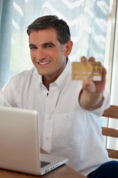 Mann macht Online-Einkäufe — Stockfoto