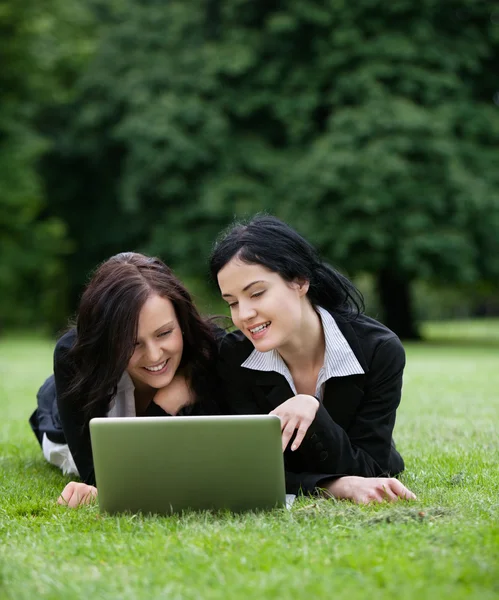 Ejecutivos femeninos usando ordenador portátil — Foto de Stock