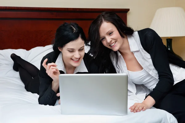 Vrouwelijke leidinggevenden die op laptop werkt — Stockfoto