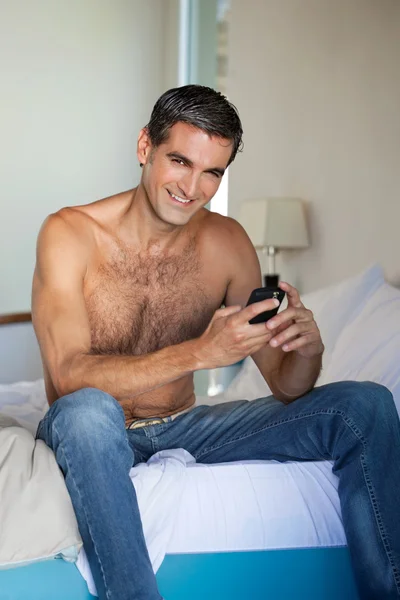 Hemdloser Mann benutzt Handy — Stockfoto