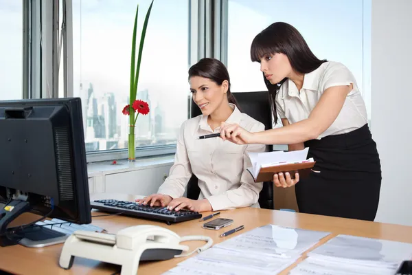 Två kvinnliga chefer arbetar på kontor — Stockfoto