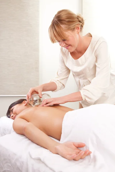 Brand cupping acupunctuur behandeling — Stockfoto