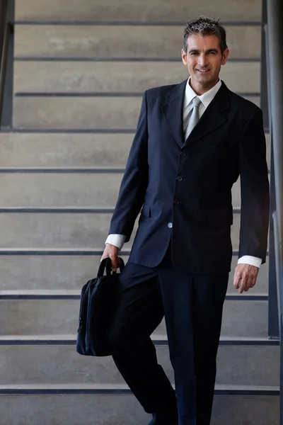 Mężczyzna przedsiębiorca idąc po schodach — Zdjęcie stockowe