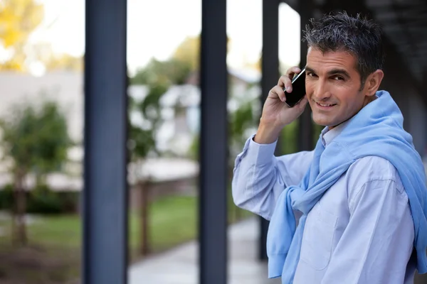 Knappe kerel praten op mobiele telefoon — Stockfoto