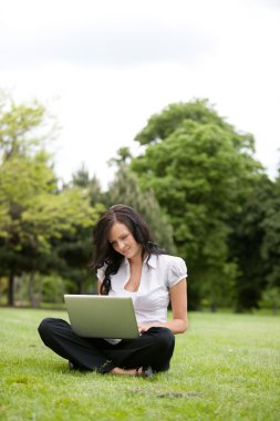 casual kadın laptop kullanma