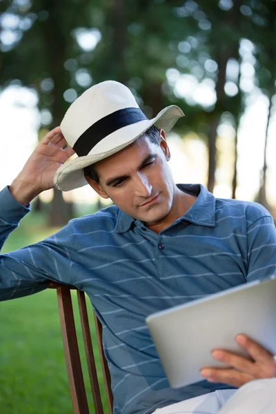Homem olhando para a tela do Tablet PC — Fotografia de Stock