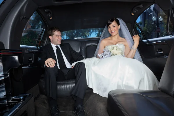 Счастливая пара в лимузине — стоковое фото