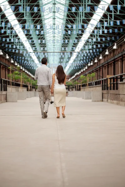 Couple marchant en tenant la main — Photo