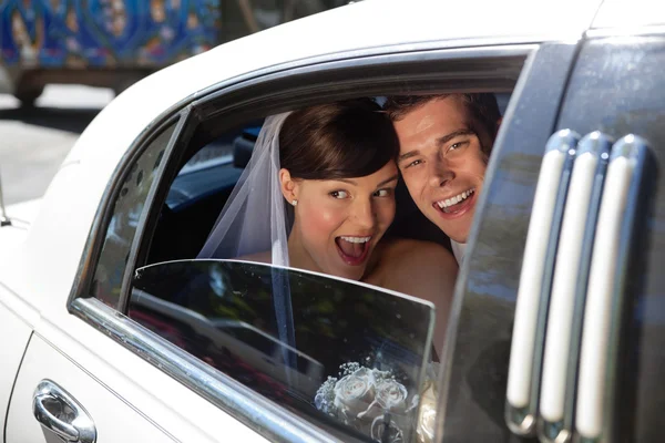 Newly weds laughing — Stock Photo, Image
