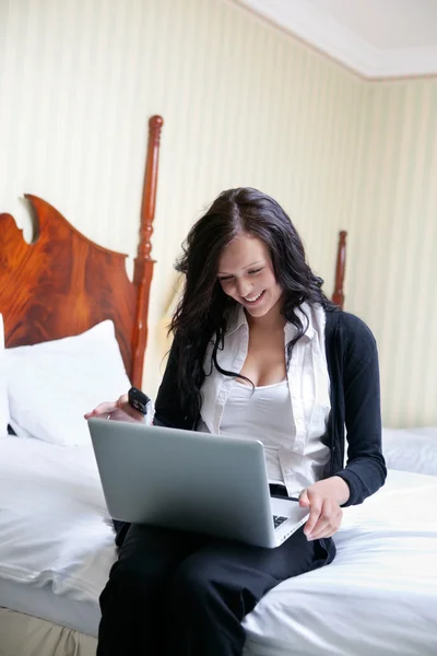 Gülümseyen iş kadını dizüstü bilgisayar kullanıyor. — Stok fotoğraf