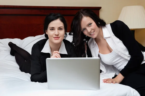 Женщины-руководители, работающие над ноутбуком — стоковое фото