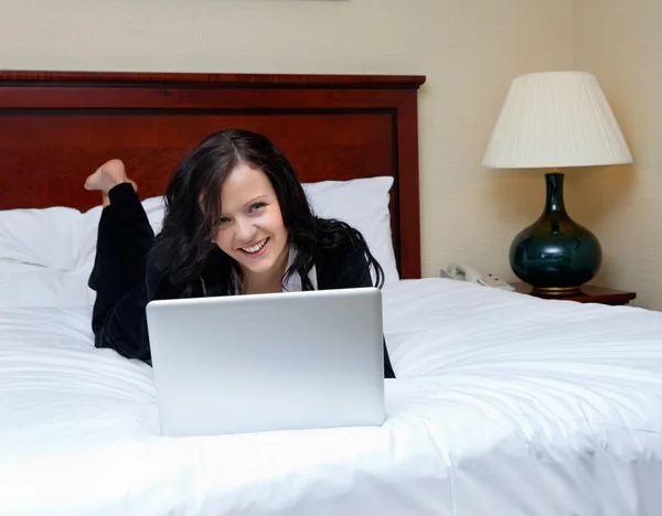 Vackra kvinnliga verkställande med laptop — Stockfoto